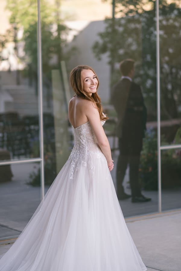 A romantic Summer Wedding at the Natural History Museum of Utah, photo 07