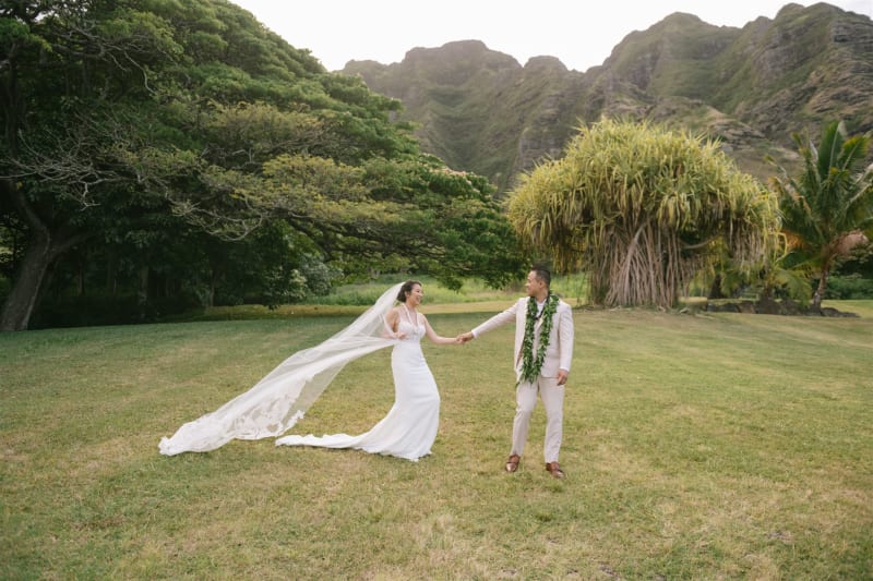 Hawaii wedding photography by Palms & Lace Photo