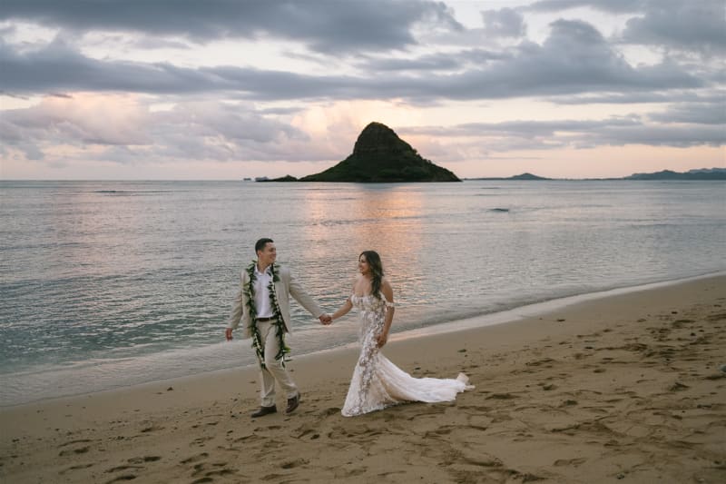 Hawaii wedding photography by Palms & Lace Photo