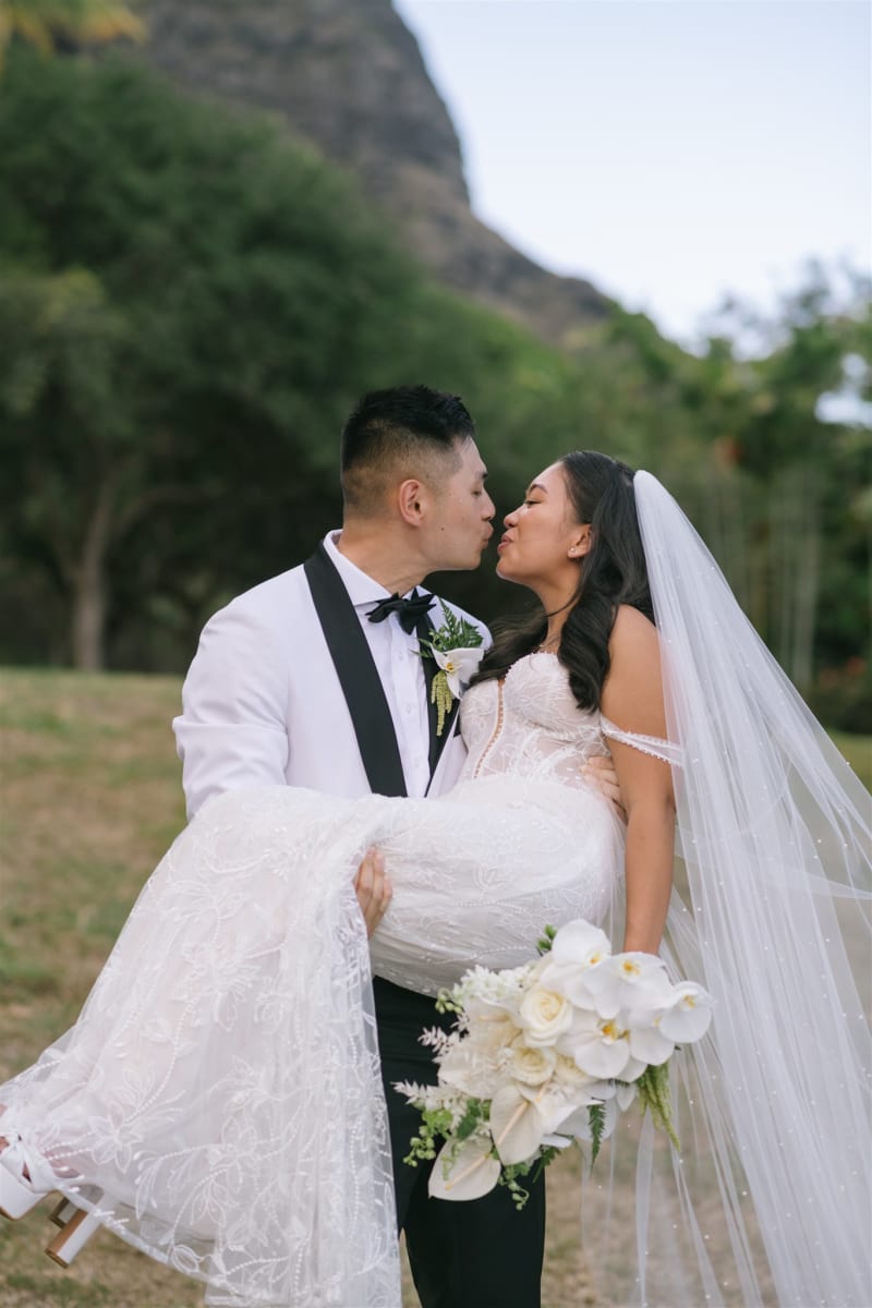 Hawaii wedding photography by Palms & Lace Photo