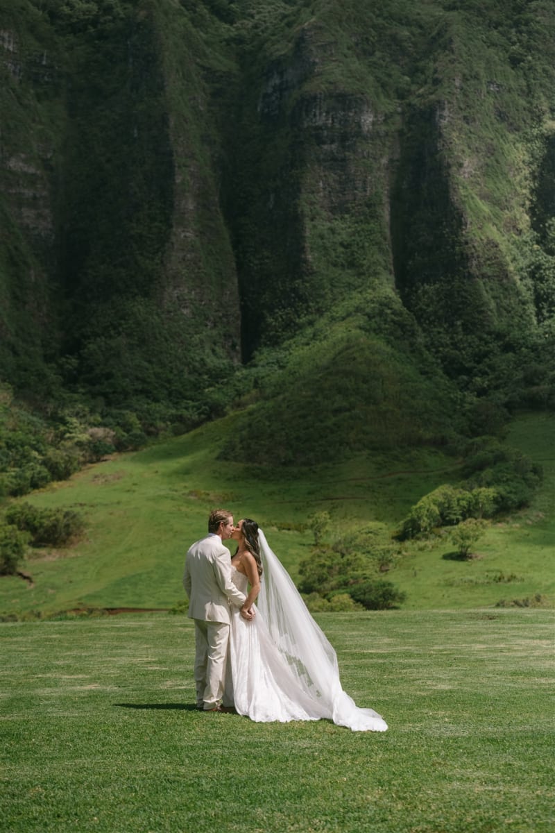 Hawaii wedding photography by Palms & Lace Photo