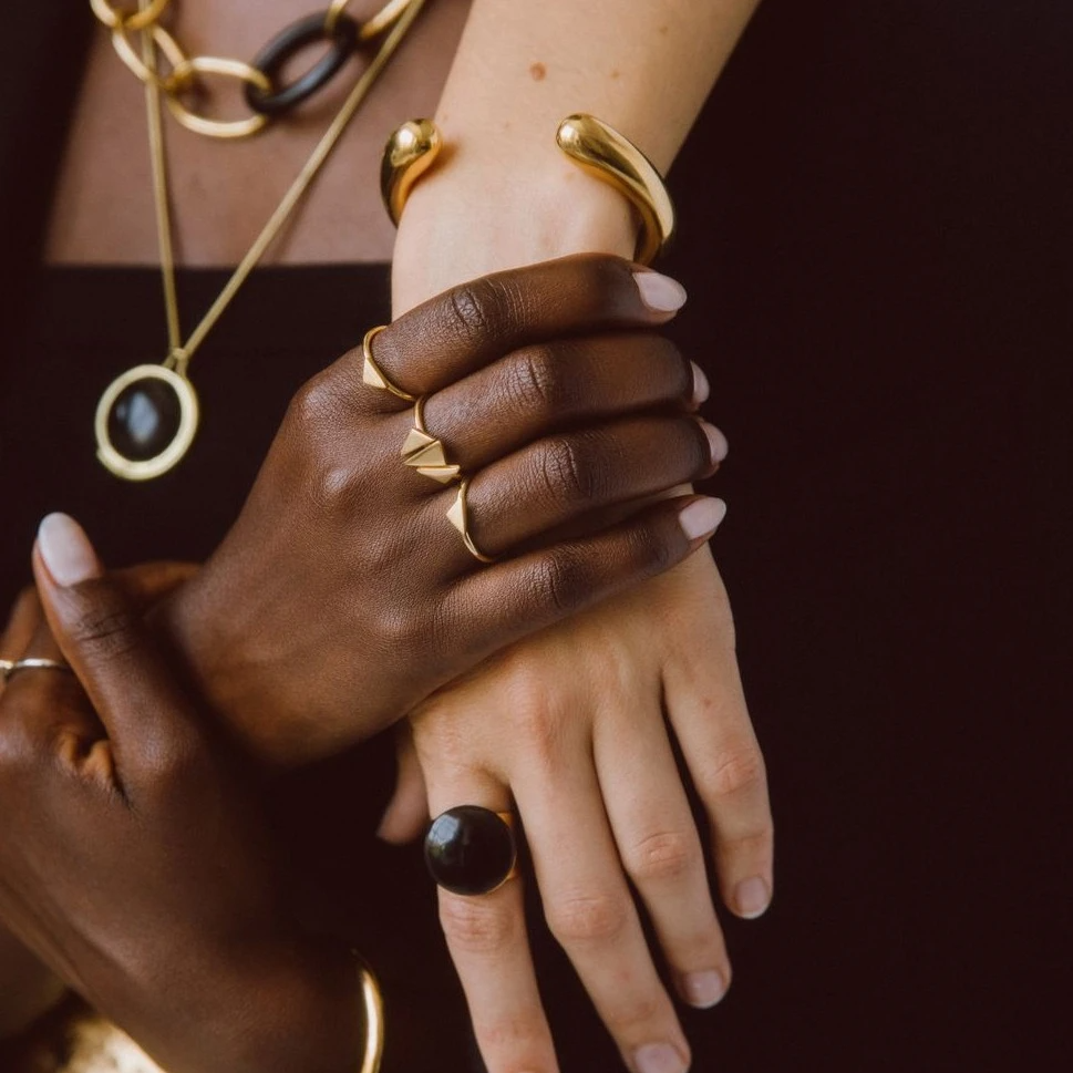 SOKO Delicate Dash Cuff ゴールド Soko Delicate Dash Cuff Bracelet - Gold Plated | AIR MILES