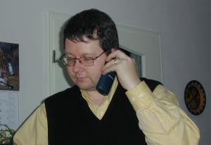 scottfon.jpg: Scott phoning home