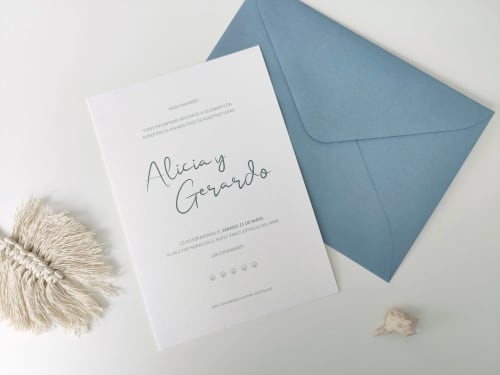 La invitación de boda Nassau combina un diseño con tres pequeños dibujos diferentes; conchas de mar, flores o estrellas.