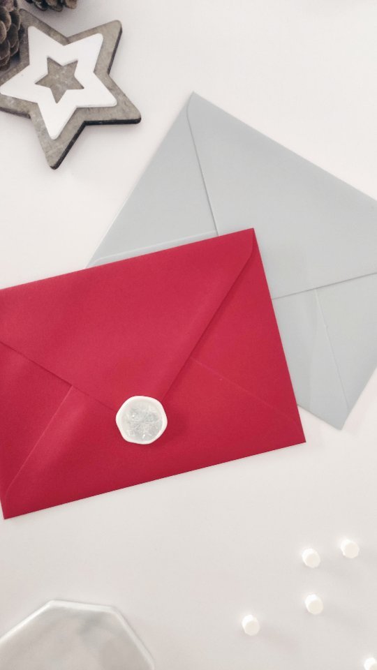 Un poco de #brillibrilli para dar un toque festivo a las invitaciones más navideñas ✨