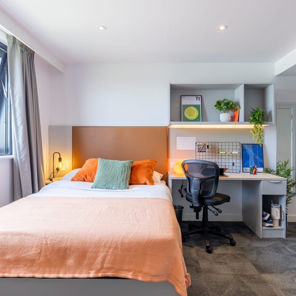 Superior Apartment Plus with a bed and desk area