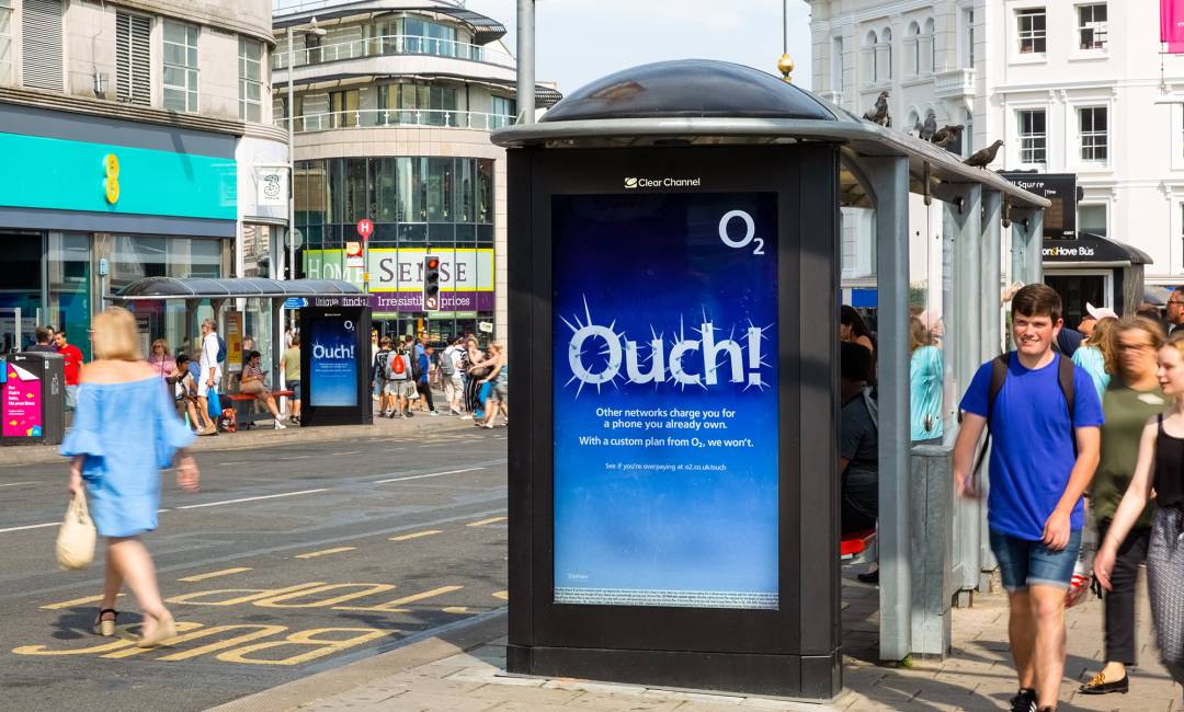 Adshel live screen on bus stop showing o2 advert