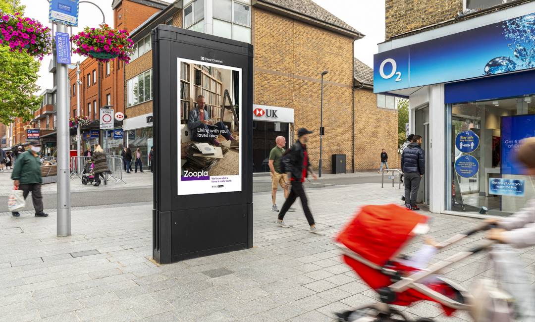 Digital screen outside HSBC bank & O2 store showing Zoopla ad