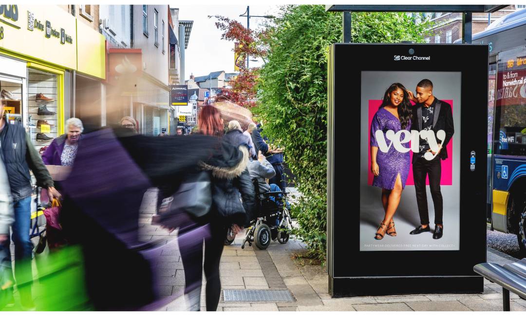 Adshel Live screen on a bus stop showing Very Advert