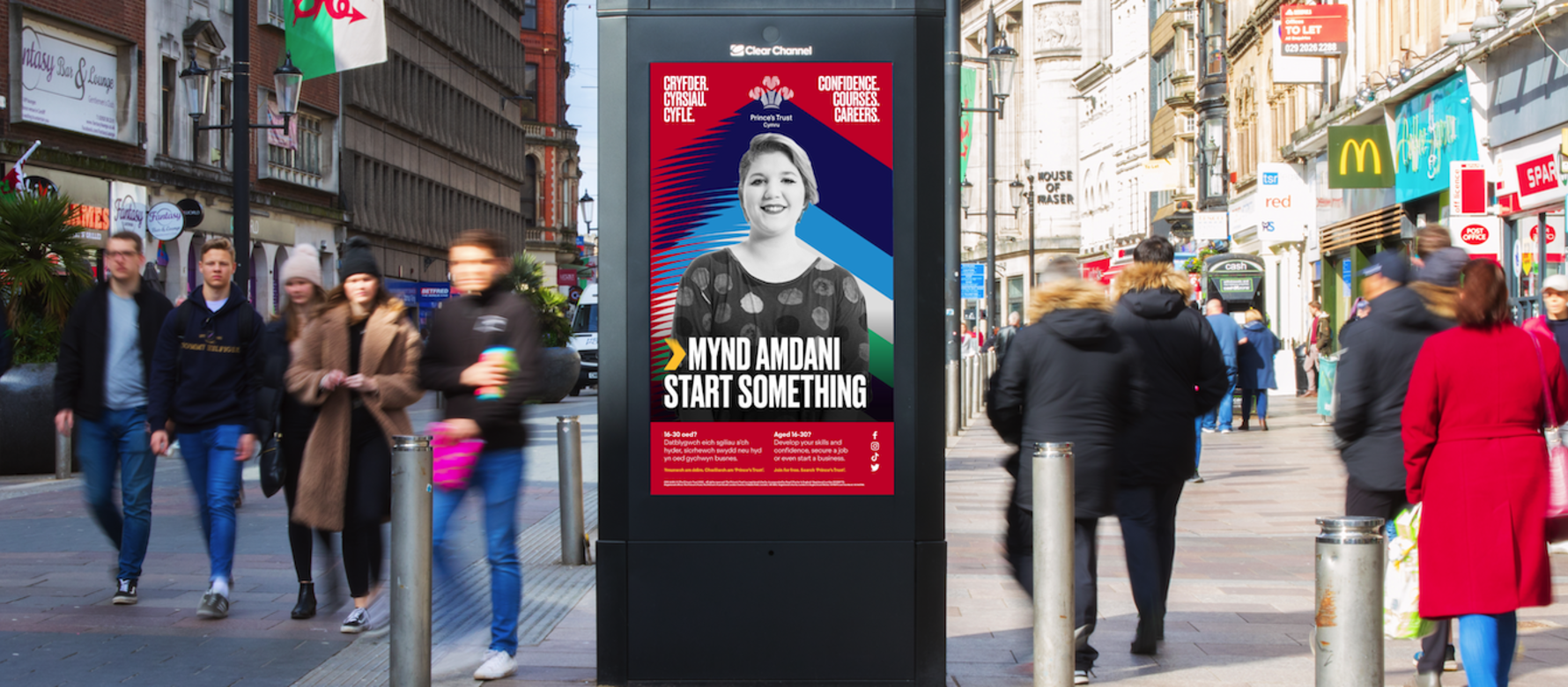 Adshel Live screen on a busy high street showing Prince’s Trust Christmas Campaign