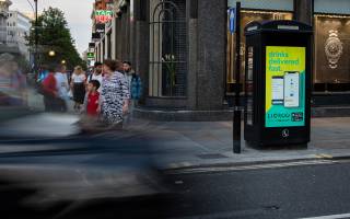 Digital phone box screen showing Liqroo ad