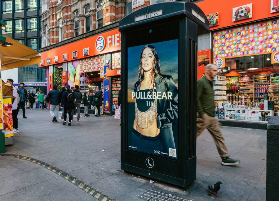 Pull and Bear digital out of home ad example