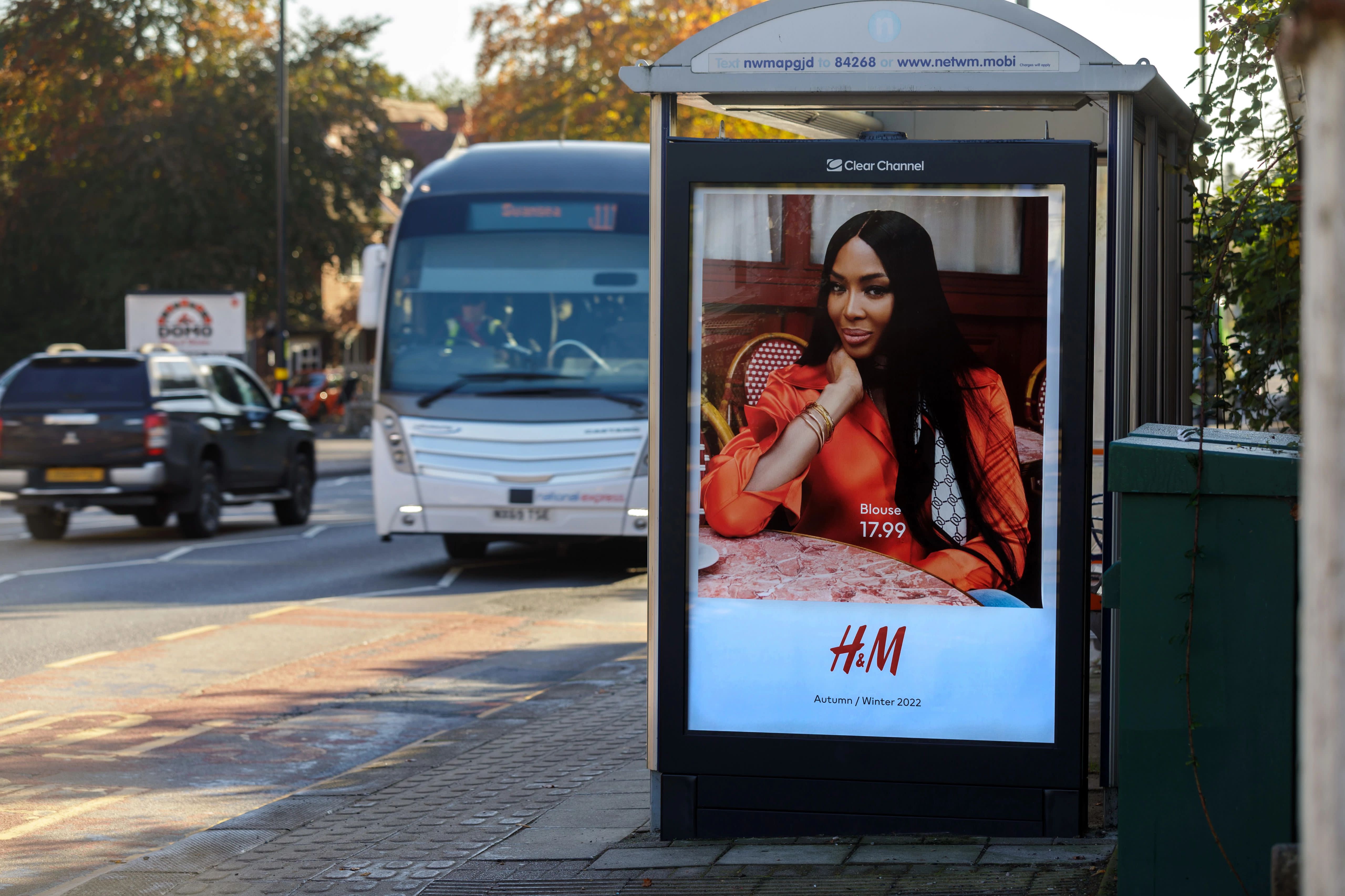 H and M winter bus shelter ad