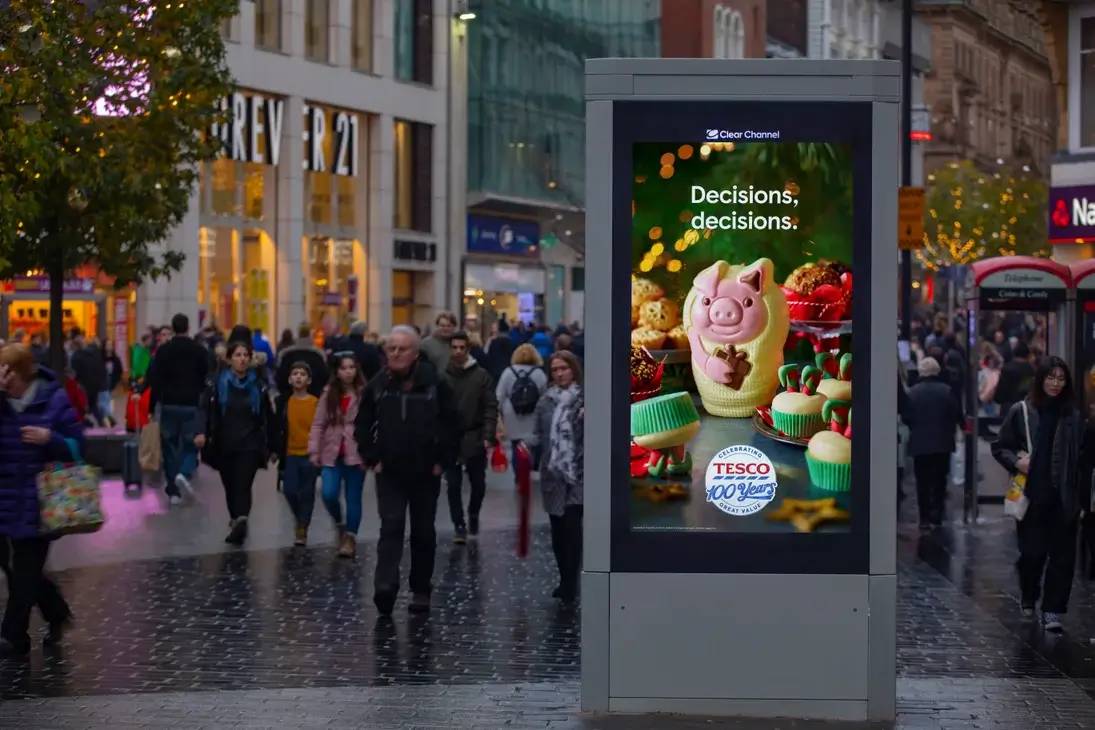 Digital screen outside Forever 21, Boots & Natwest showing Tesco ad