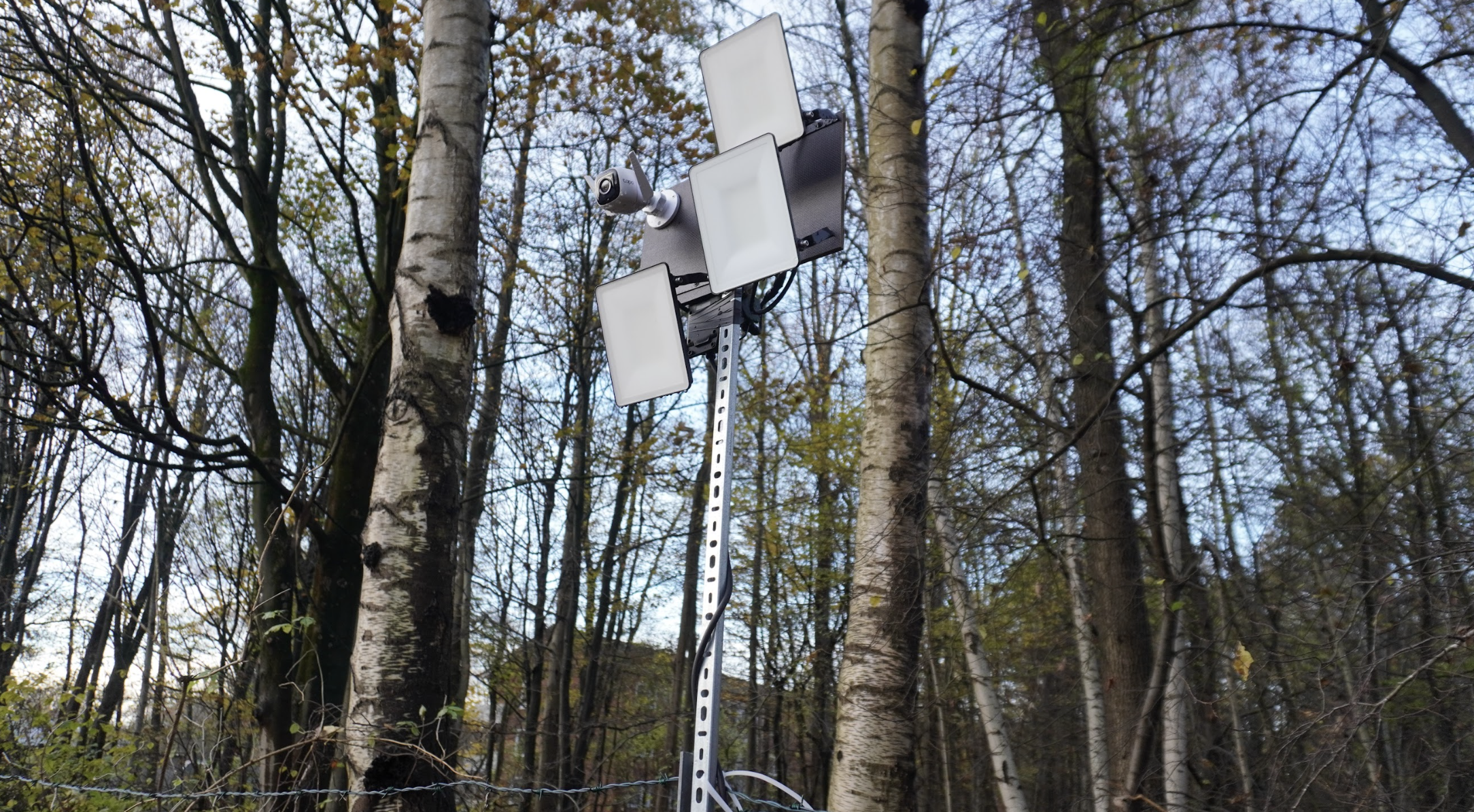 Moderne LED-Sicherheitsbeleuchtung und Überwachungskamera auf dem Parkplatz von Parkzentrum Hamburg zur 24/7-Überwachung