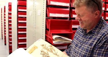 Their main responsibility is the documentation and description of WA’s diverse flora. “It’s like a plant museum or plant library.” Dr. Huisman explains
.