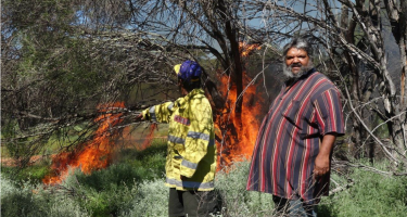 Ngadju Conservation coordinator Les Schultz during a traditional burn.
. Credit: Suzanne Prober, CSIRO