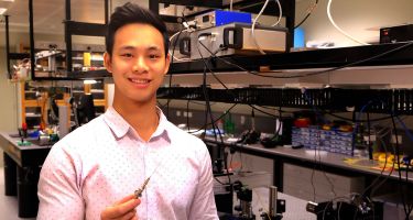 Anthony Phan holding a microscope-in-a-needle
.