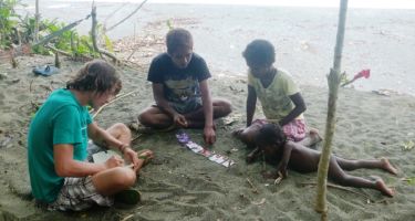 Agta adults playing the cooperation game
. Credit: Katie Major