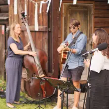 På fint lantligt bröllop