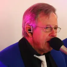 Henning med sang og keyboard