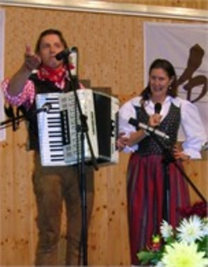 mit-gitarristin-saengerin