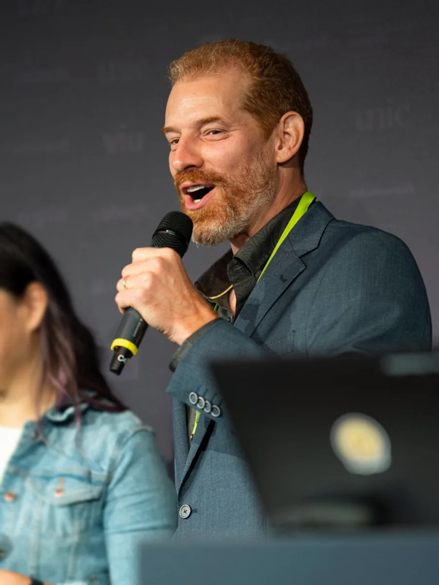 Nick Niles hosting the Front Conference Zürich
