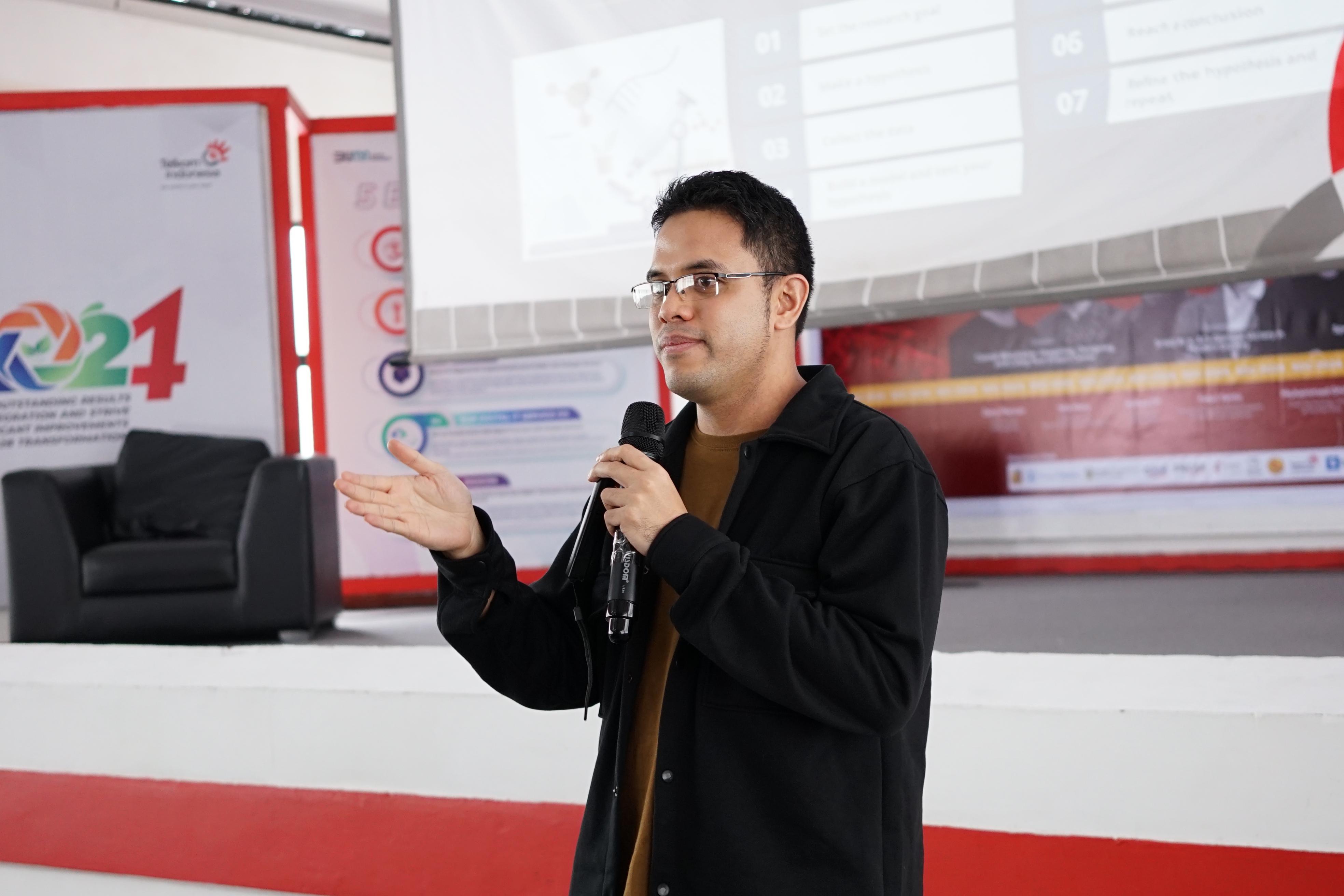 Kak Ghifary giving his talk about AI