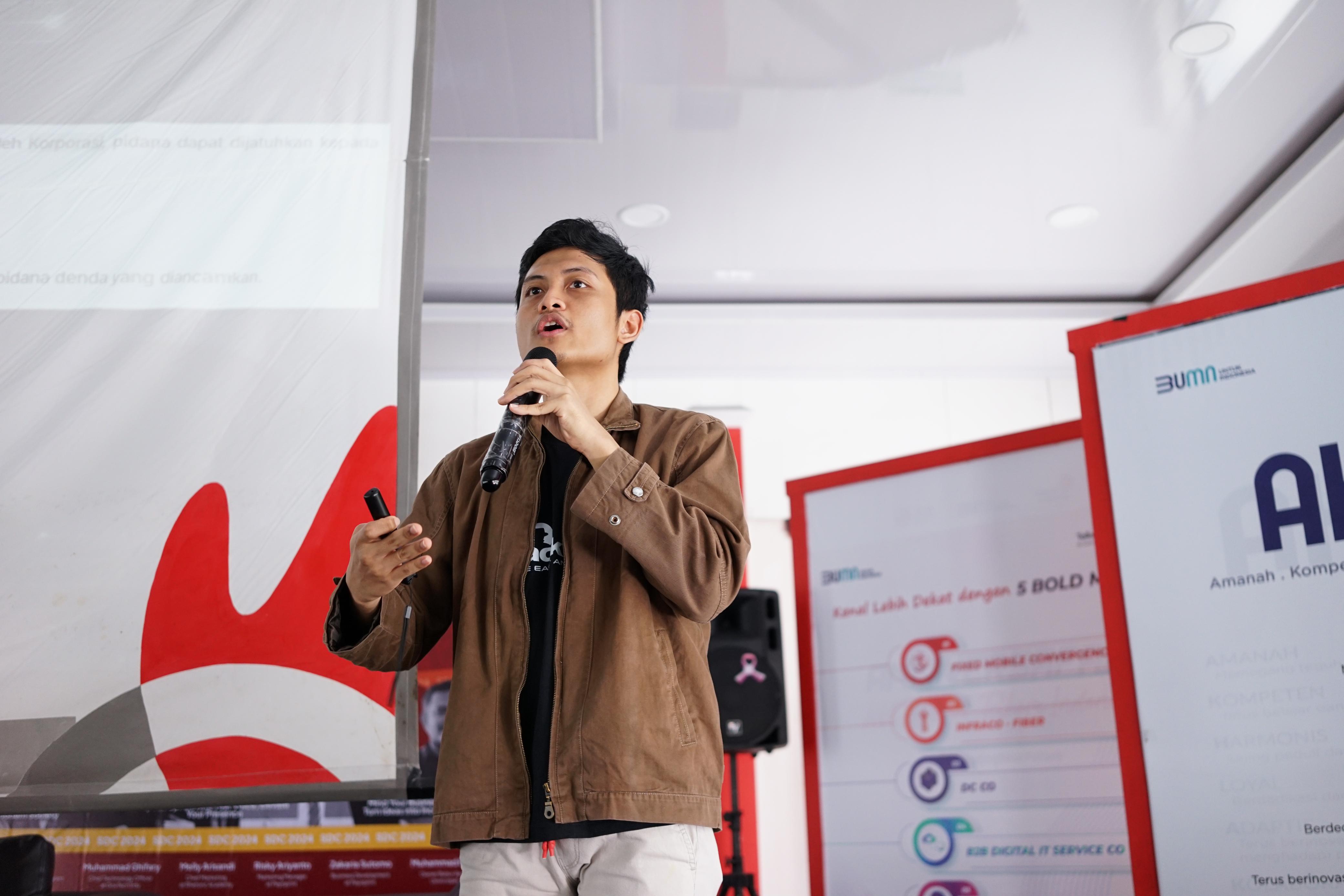 Kak Isfa giving his talk about career as Cyber Security