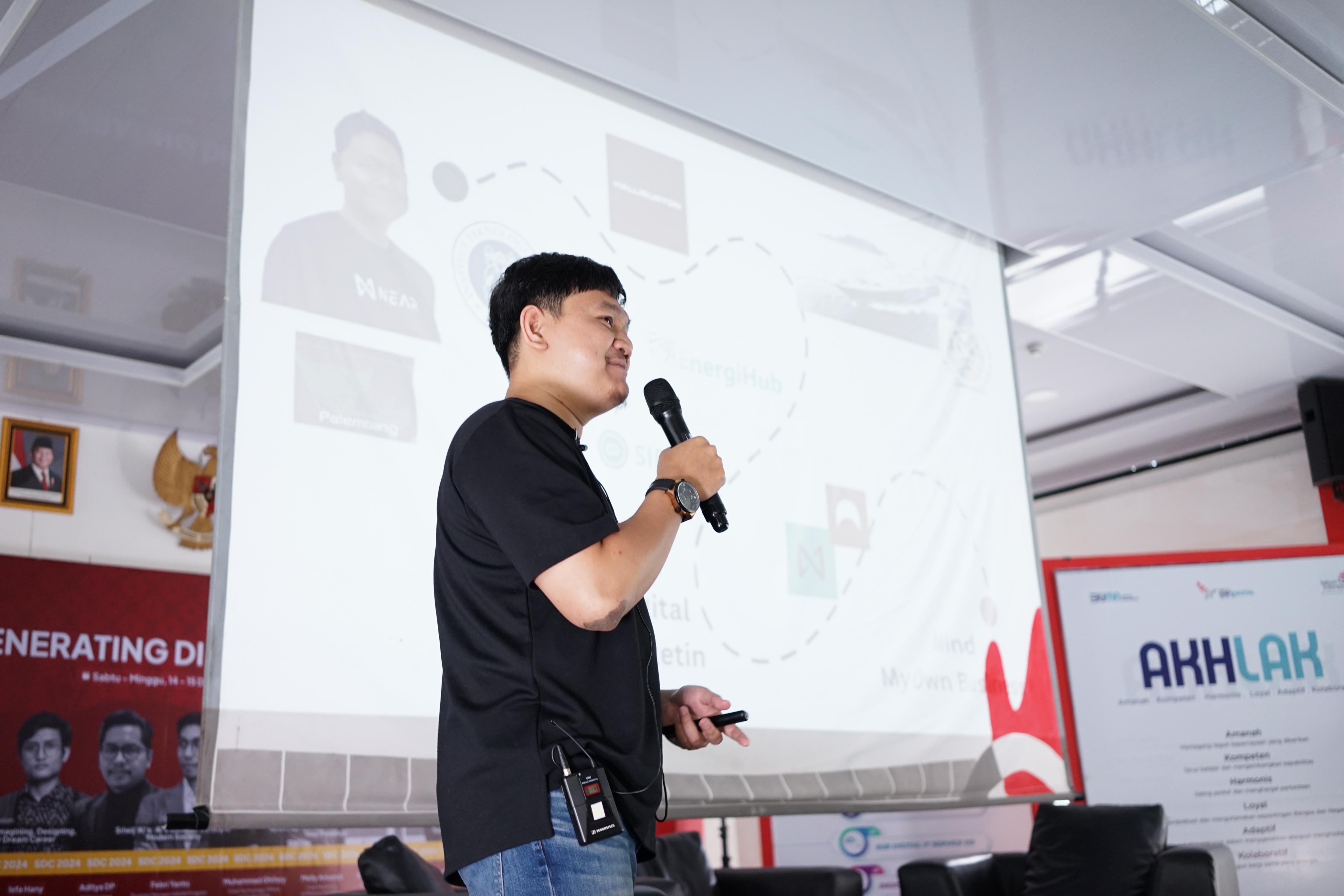 Kak Dery giving his talk about career in IT
