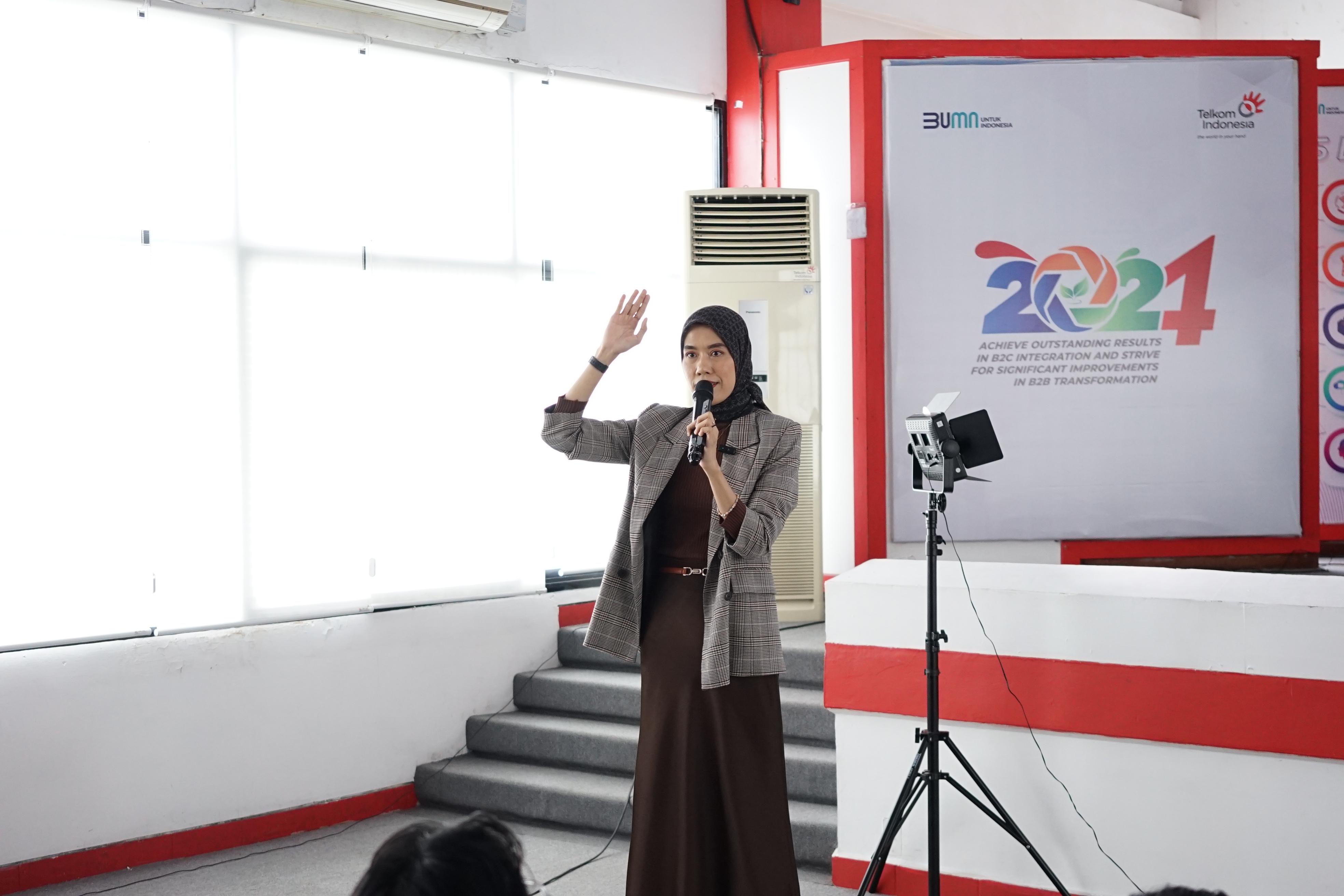 Kak Mely giving her talk about public speaking