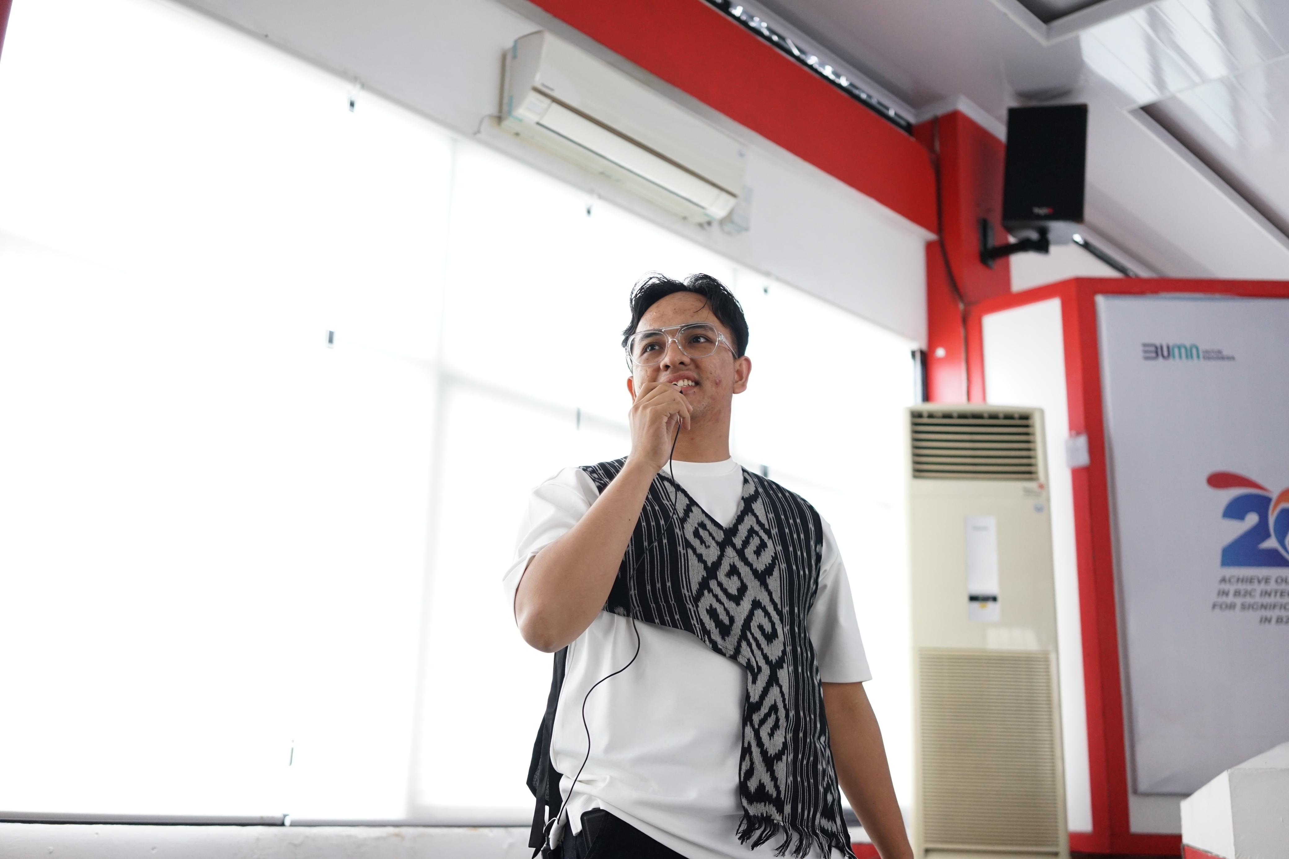 Kak Risky giving his talk about public speaking