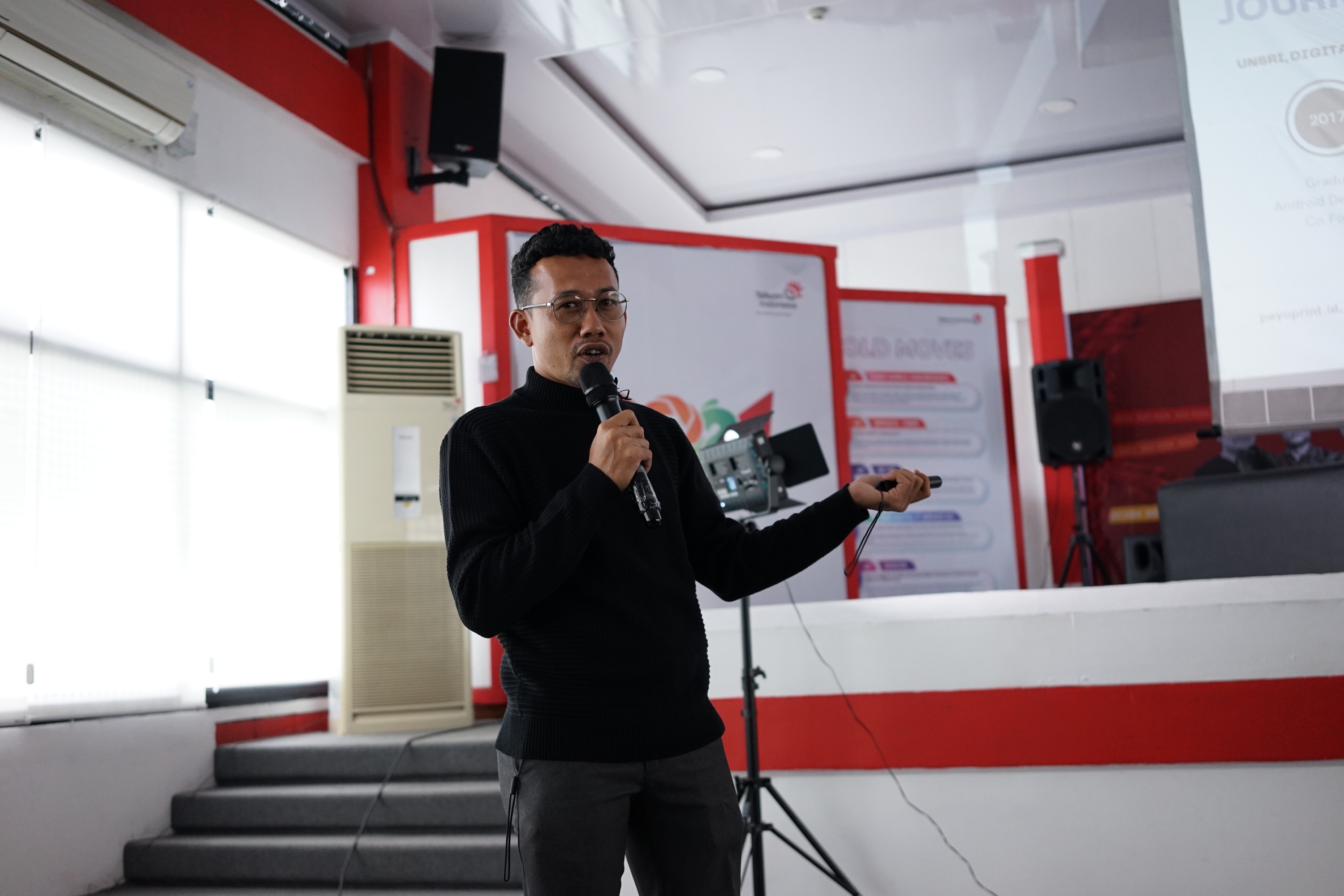 Kak Zakaria giving his talk about Design Thinking for Entrepreneurship