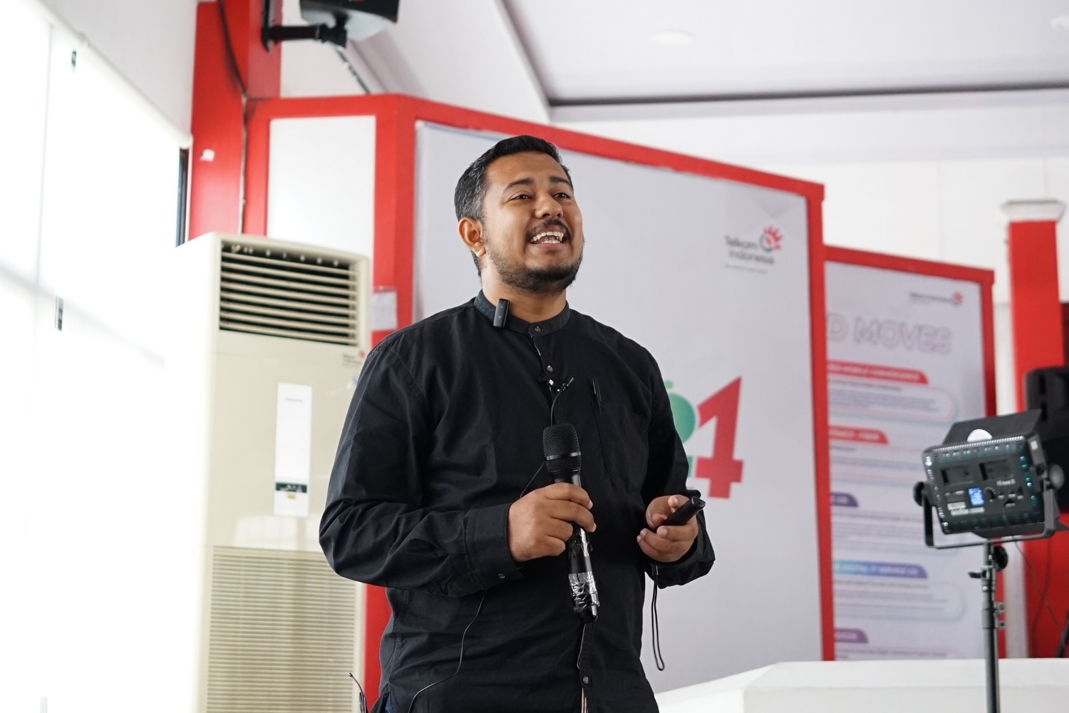 Kak Bagir giving his talk about entrepreneurship