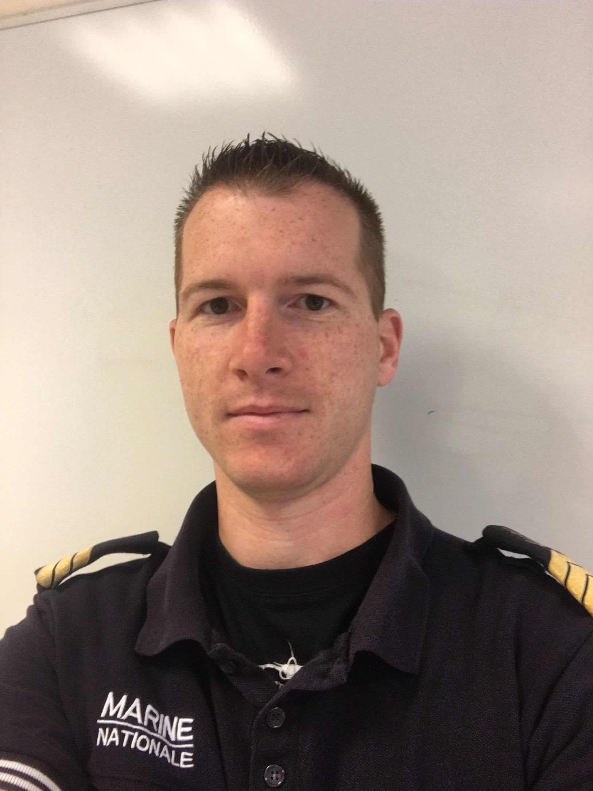 Bonjour, quelle différence entre pilotes de chasse de la marine