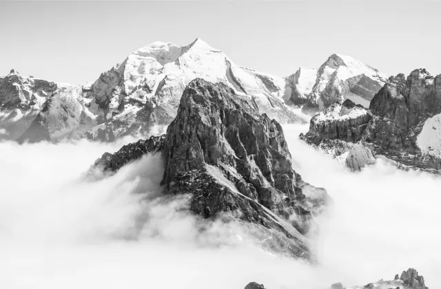 Scenic landscape demonstrating responsive image formats — Greyscale