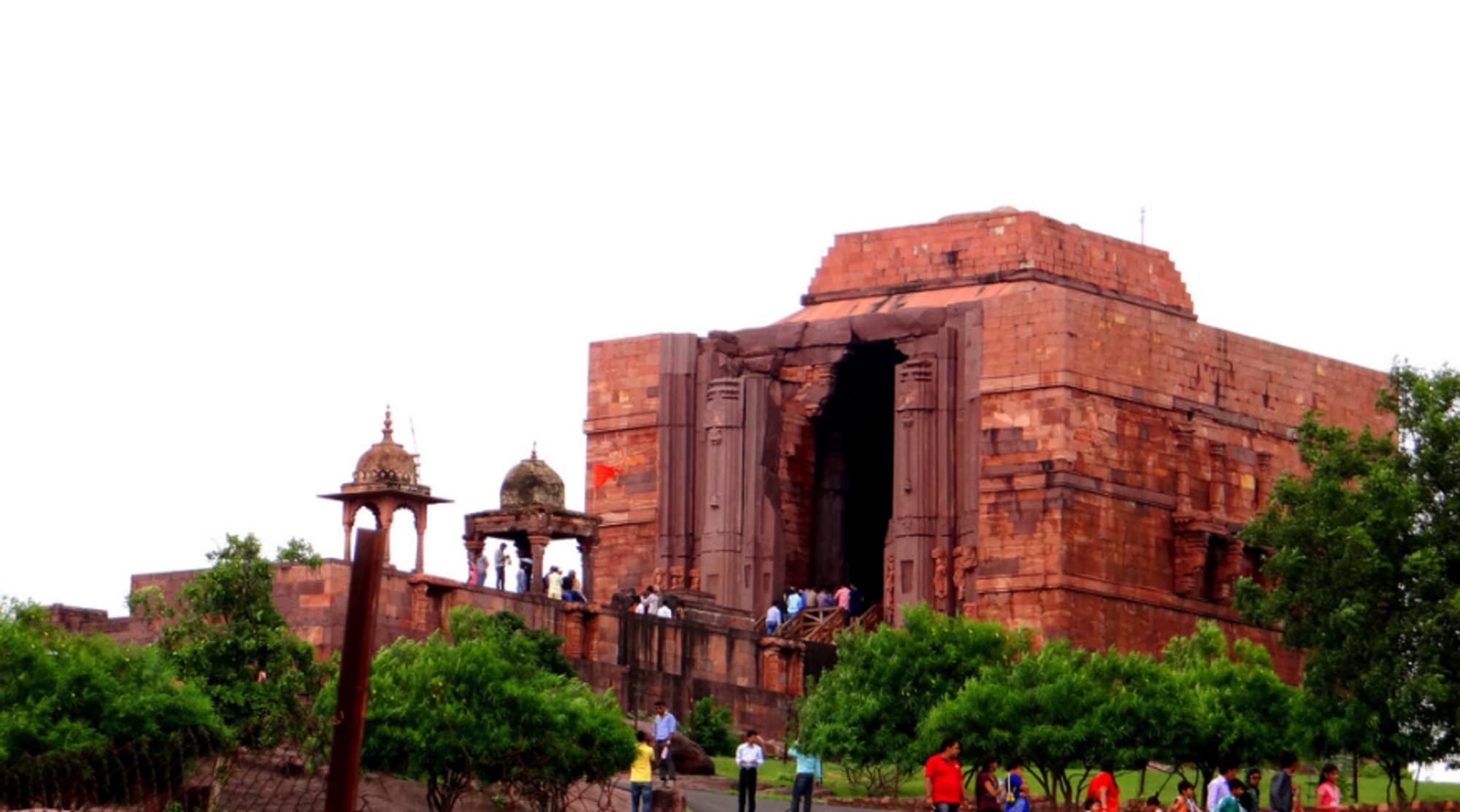 The temple is in a square shape, complete with four pillars and a huge stone dome supported on them, built according to Vastu Shastra