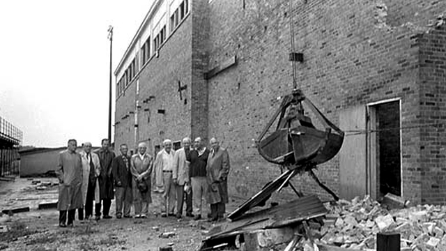11 июля 1966 г. Ferrari Wrecking Company демонтирует последние трибуны старого Сити Стэйдиум. Фото: www.packerville.blogspot.com.