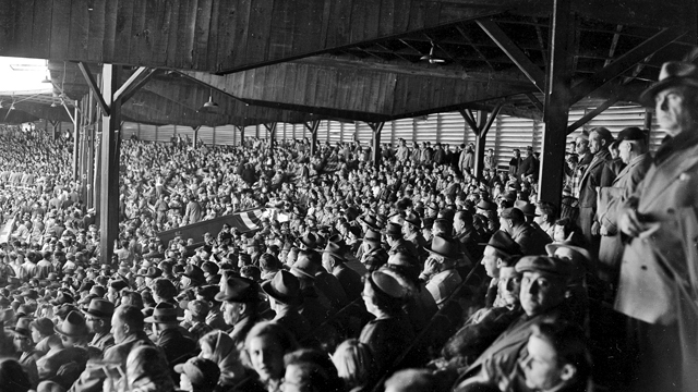 Зрители на трибунах Борчерт Филд, 1920-30 гг. Фото: www.digitalballparks.com.