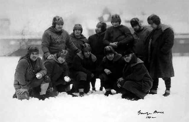 Игроки Чикаго Бэарз на Ригли Филд перед титульной игрой 1932 г. Фото отпечатано в 1990-х гг. с оригинального негатива Джорджа Брэйса и продано на интернет аукционе в 2019 г. Фото: eBay