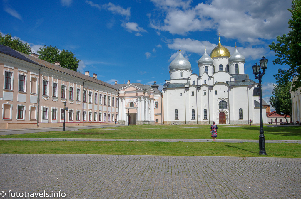 Новгород отзывы. Новгородский Детинец и Софийский собор. Новгородский Кремль Софийский собор. Великий Новгород Кремль Софийский собор. Новгородский Детинец Великий Новгород София.