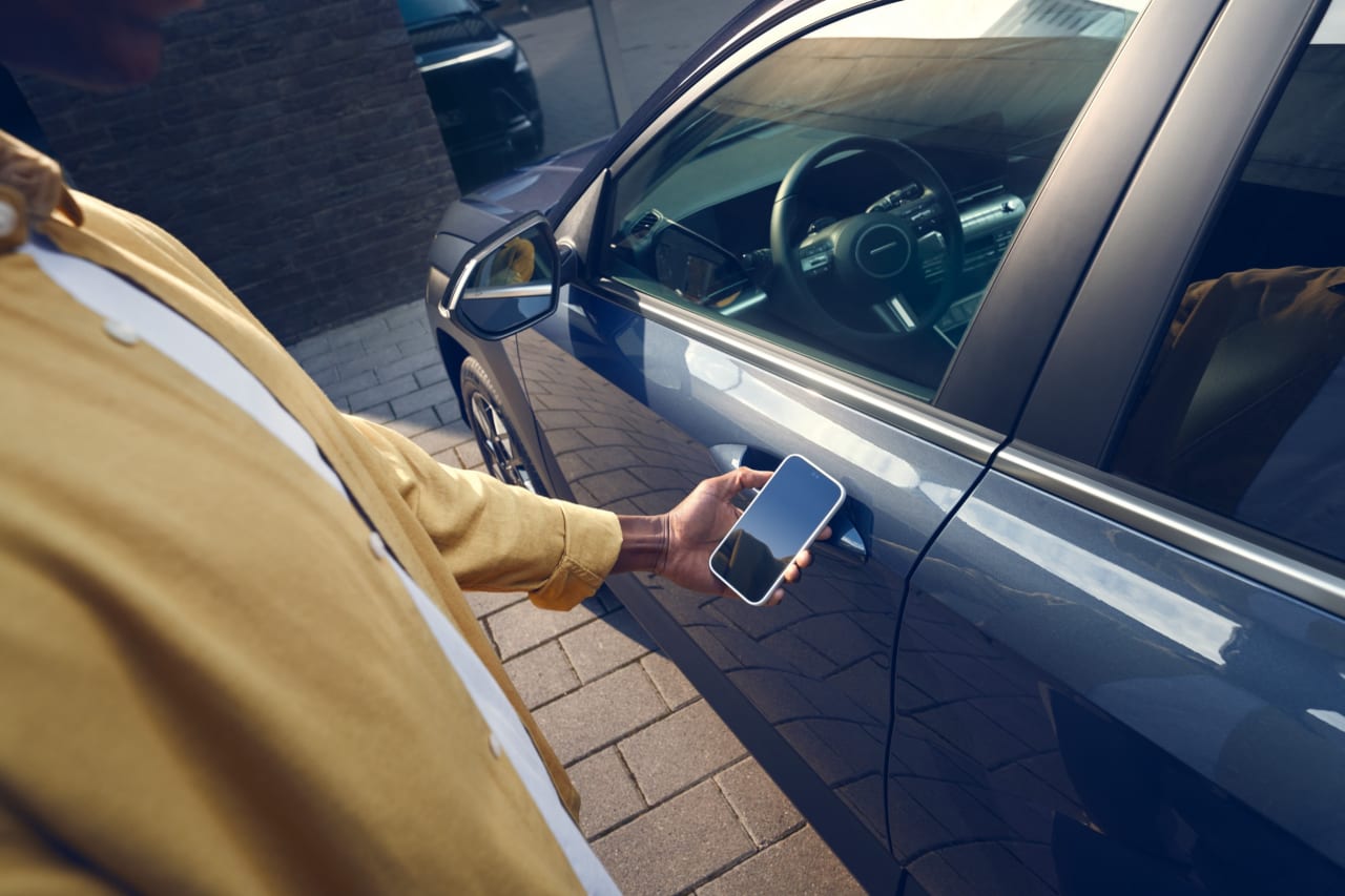 Persona desbloqueando un Hyundai KONA con el móvil mediante la Digital Key
