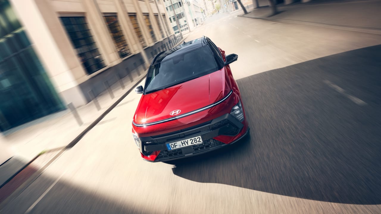 Hyundai KONA N Line rojo circulando por la ciudad, vista frontal desde arriba