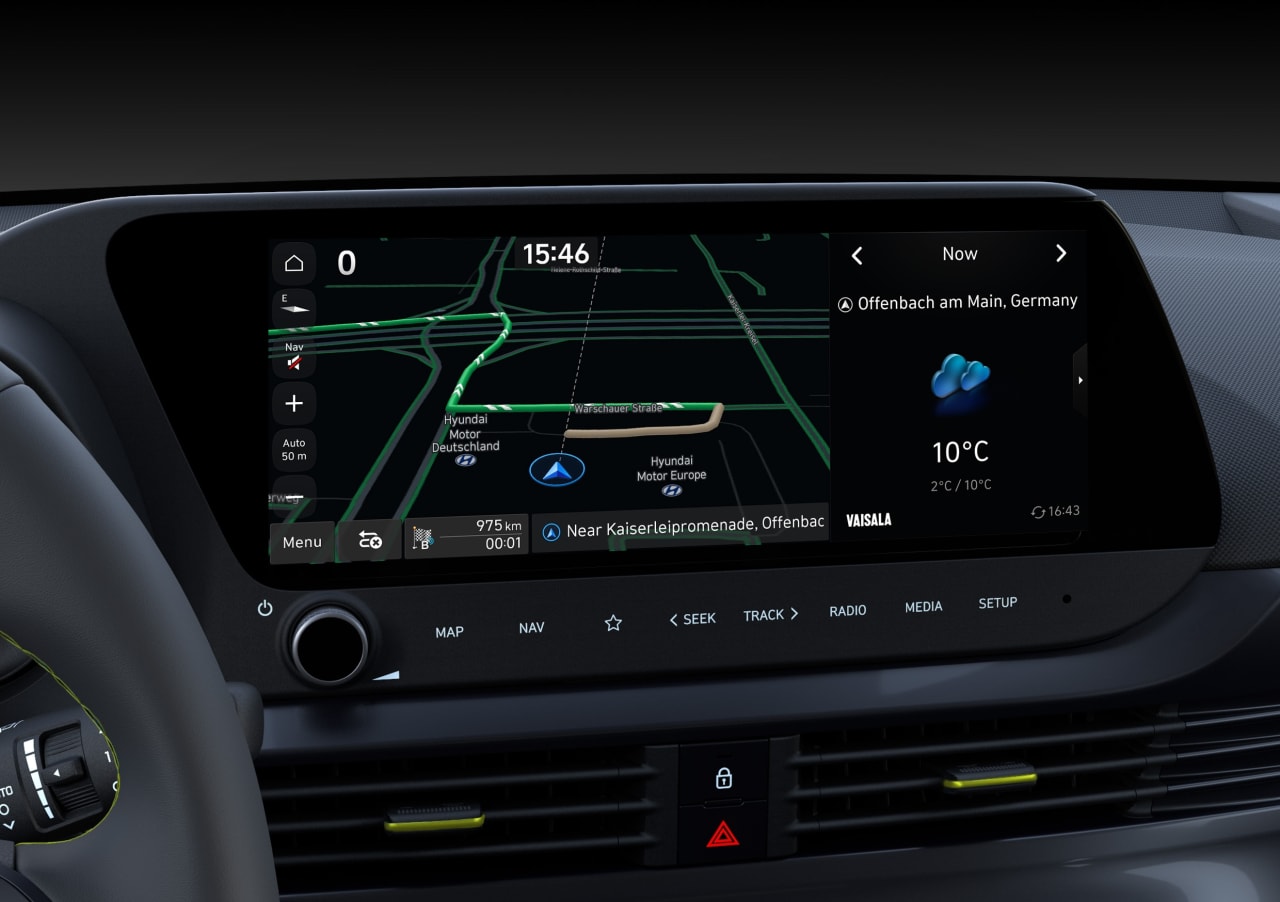 Pantalla táctil del Hyundai i20 con navegación y previsión meteorológica