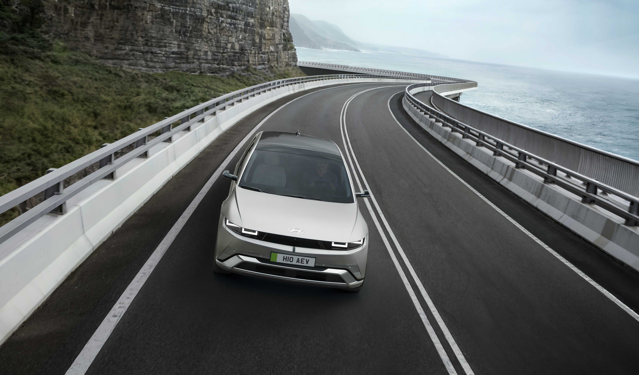 Hyundai IONIQ 5 circulando por una carretera costera