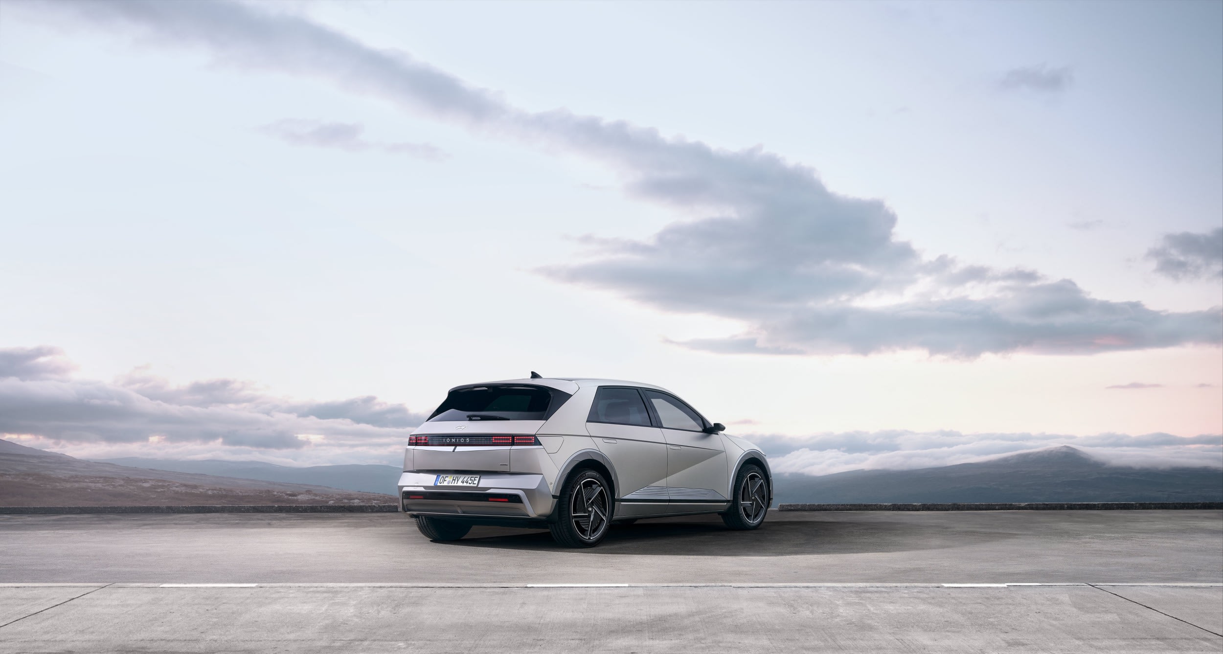 Vista trasera del Hyundai IONIQ 5 ante un paisaje abierto