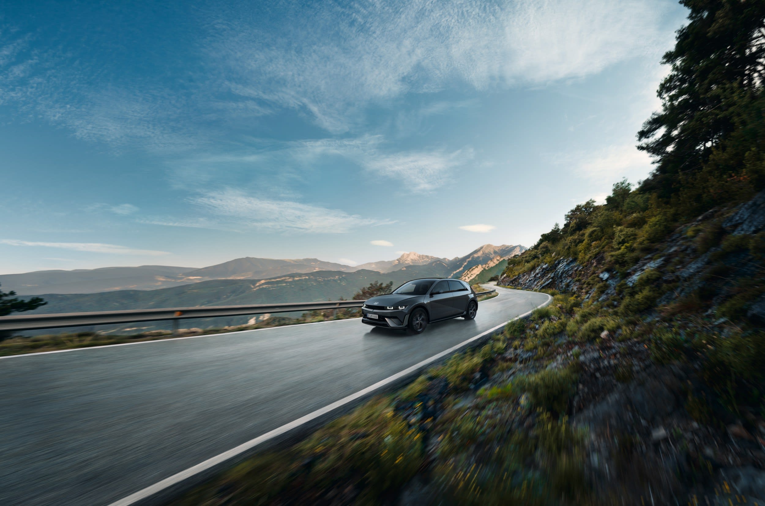 Hyundai IONIQ 5 N Line en una carretera de montaña