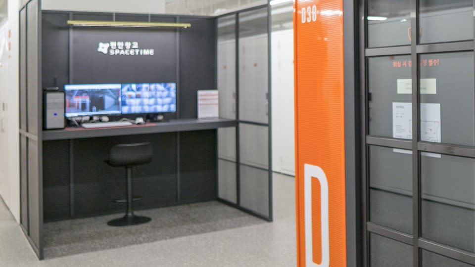 편안창고 개인창고 지점의 무인 안내 데스크와 CCTV 모니터