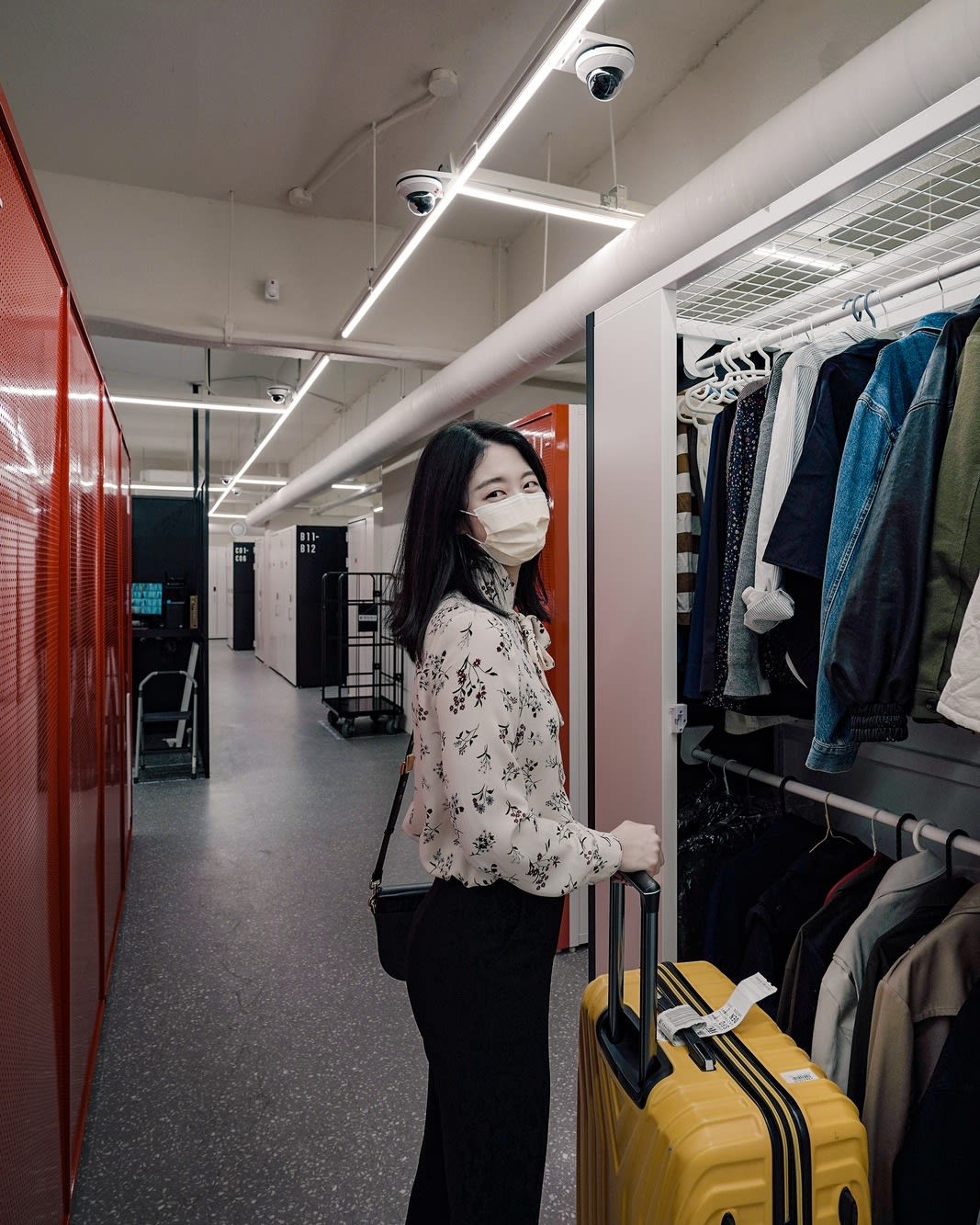 편안창고 개인창고 문을 연 유닛 내부 옷 짐 보관 셀프스토리지