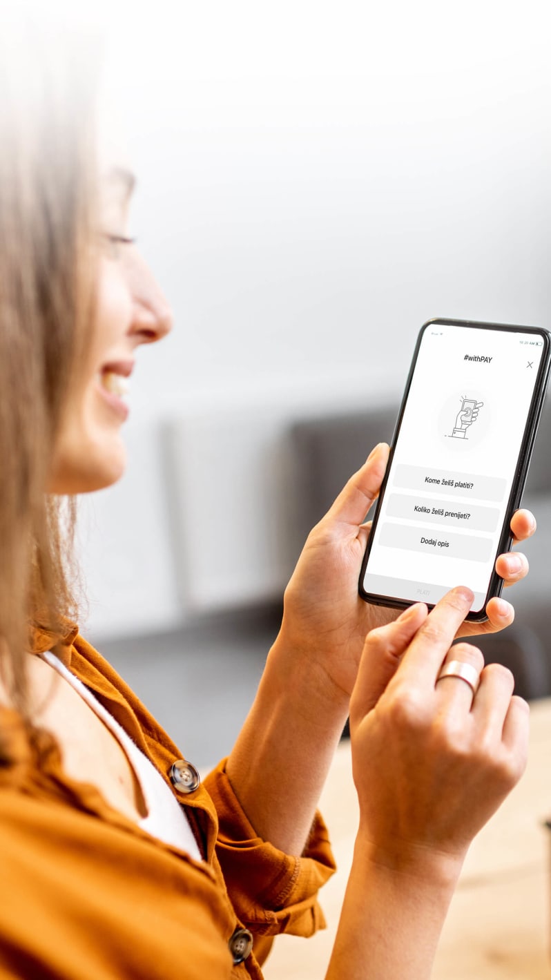 #withPay - djevojka gleda u mobitel